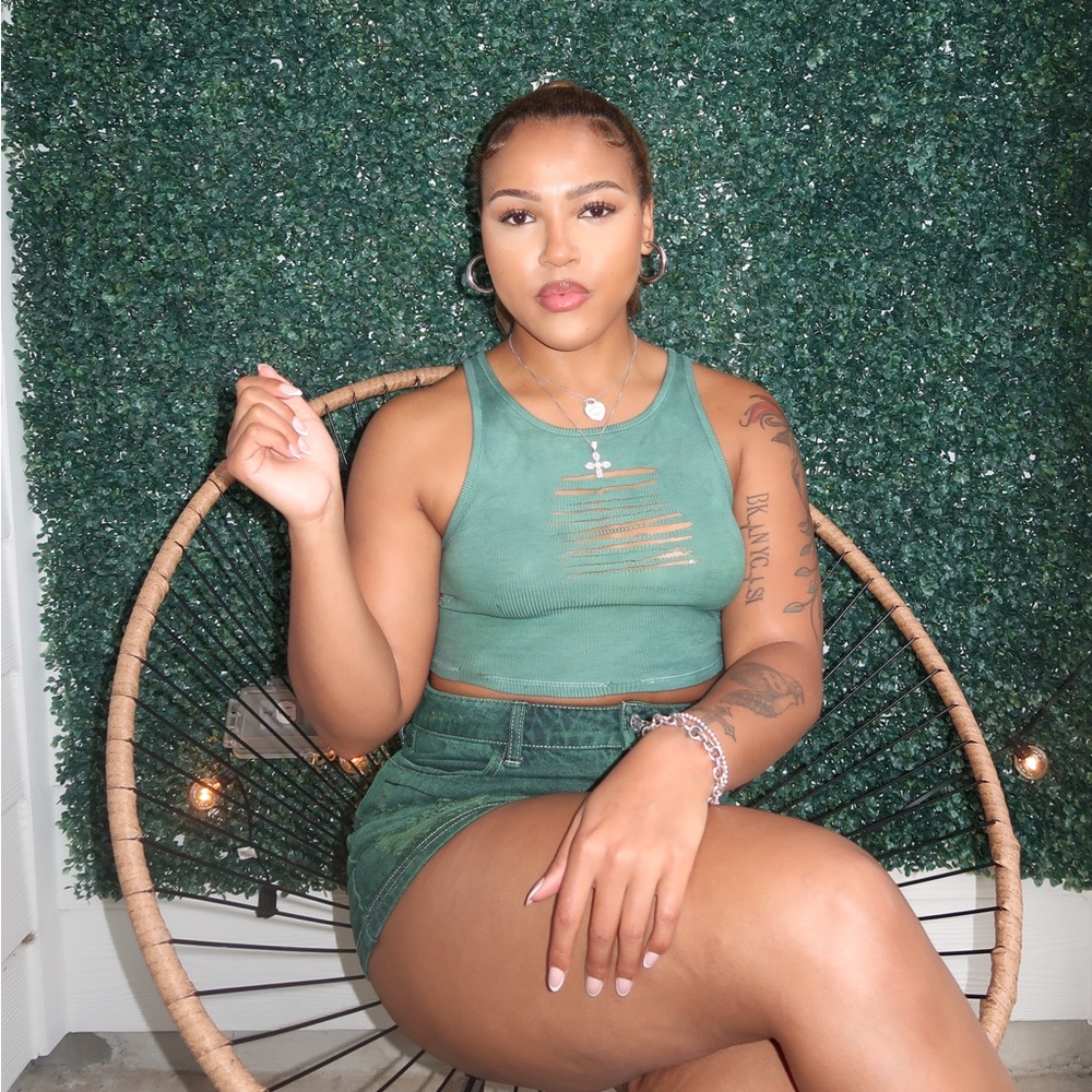 Meet your Posher, Naya